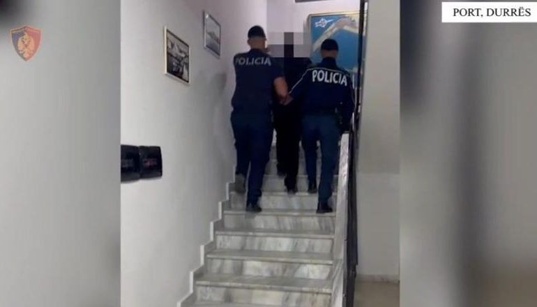 E PËSON KEQ/ Kishte fshehur në kamion 3 persona që synonin të shkonin ilegalisht në Itali, arrestohet 47-vjeçari në Portin e Durrësit