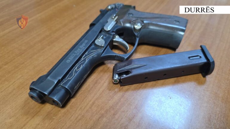 DETAJE NGA SHERRI/ Goditi me sende të forta, 2 kushërinj, arrestohet 37-vjeçari në Durrës. Sekuestrohet arma me fishekë manovër