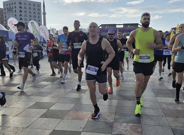 FOTOLAJM/ Ish-kryeministri i Kosovës, Ramush Haradinaj vrapon sot në “Maratonën e Tiranës”