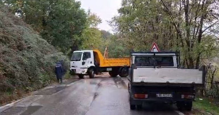 MOTI I KEQ PREK EDHE KUKËSIN/ Gurë dhe inerte në rrugë
