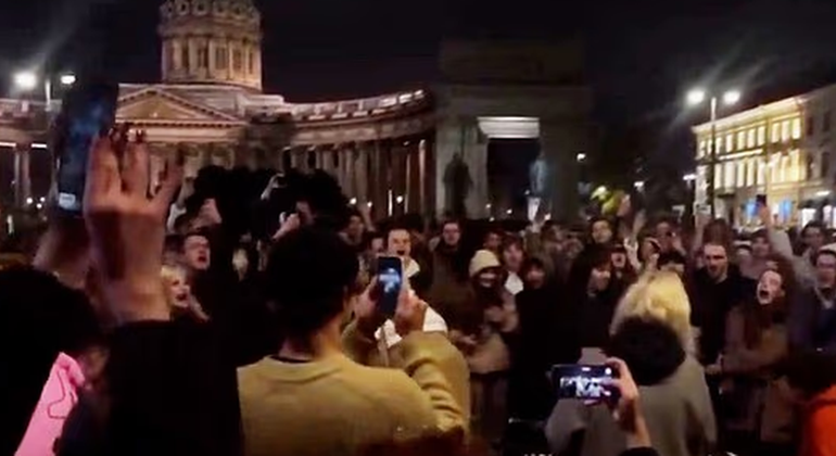 PROTESTË E RRALLË NË RUSI/ Qindra të rinj brohorasin me këngë antiluftë në zemër të Shën Petersburgut