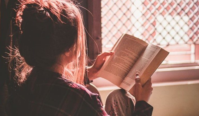 SHTATË ARSYE QË DUHET T’I DINI/ Përse leximi na bën njerëz më të mirë?