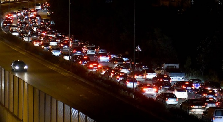 BLLOKOHEN RRUGËT E TIRANËS/ Trafik kilometrik deri në Vorë! Policia apel shoferëve: Përdorni rrugë alternative