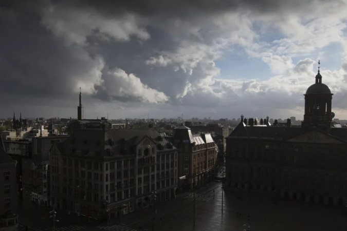 MOTI I KEQ NË AMSTERDAM/ Anulohen rreth 75 fluturime