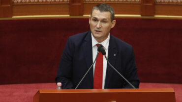 POLITIKA DHE KRIMI/ Dumani raporton në Kuvend: Nën hetim 33-ish zyrtarë të lartë. Rritje të numrit të dënimeve të formës së prerë