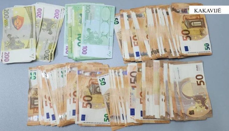 E PËSON KEQ/ Tentoi të kalonte në kufi 13 mijë euro të padeklaruara, vihet nën hetim 31-vjeçari nga Berati