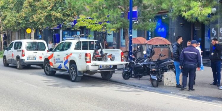 “NUK E DINIM…”/ Sërish rrugëve të qytetit skuterët elektrikë, policia aksion për bllokimin