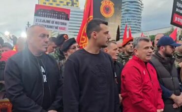 PROTESTA NË MBËSHTETJE TË UÇK/ Djali i Hashim Thaçit mes pjesëmarrësve, ja kush e shoqëron