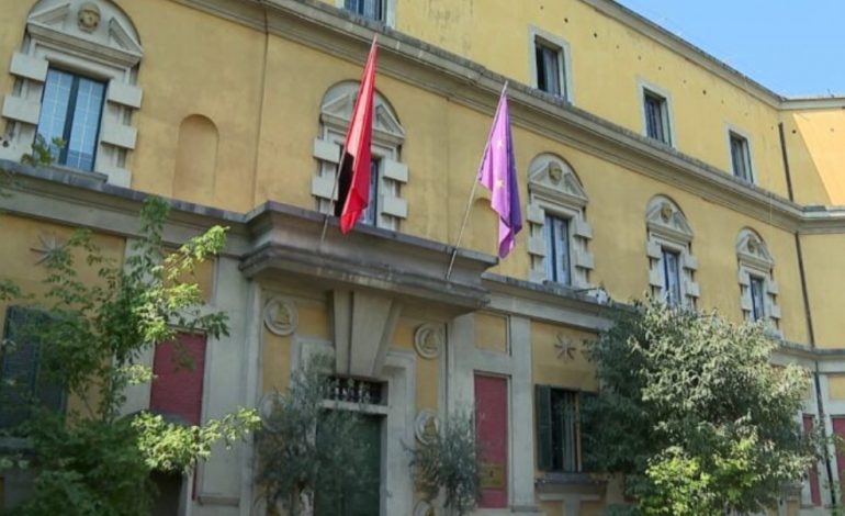 “BUJQËSIA”, MILIONA EURO ABUZIME/ Zbardhen shkeljet e zyrtarëve të Ministrisë, miliona lekë motorë e veshje për veterinerët