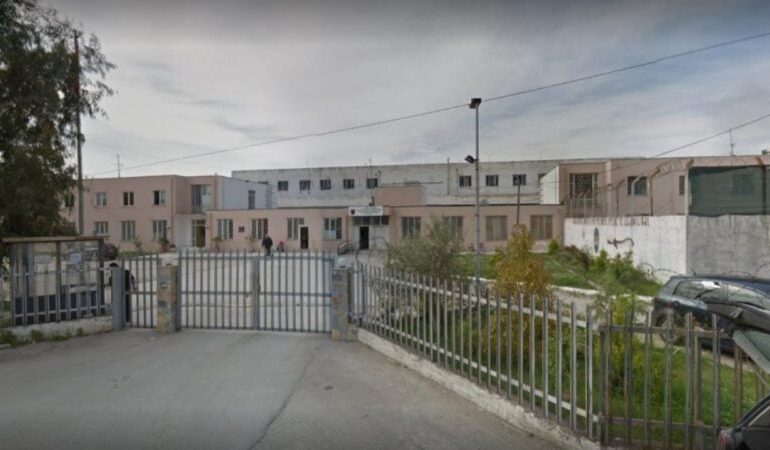 KONTROLL NË BURGUN E DURRËSIT/ Gjenden 5 celularë të fshehur në dushe