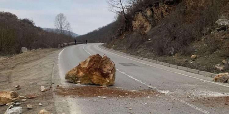 MOTI I KEQ/ Shembje masive dherash në Pukë – Fushë Arrëz, bllokohet segmenti rrugor