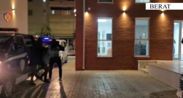VRAU ME THIKË 42-VJEÇARIN PRANË KALASË SË BERATIT/ Momenti i arrestimit të autorit. U kap pas 4 orësh ndjekje