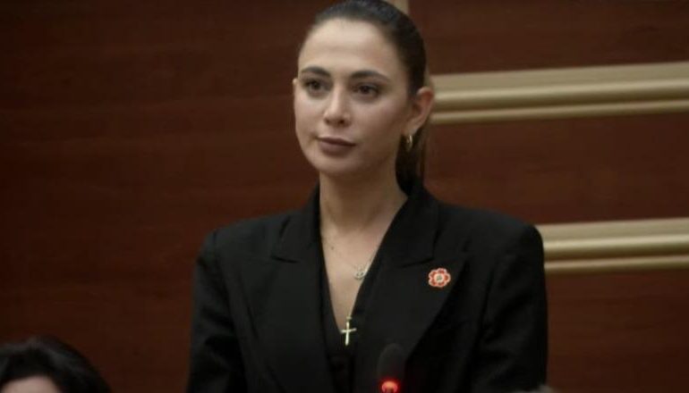 KUVEND/ Briseida Çakërri betohet si deputete e re e PS, zuri vendin e Bruna Mersinit që kandidoi për bashkinë Vlorë