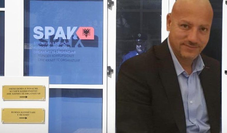 MORËN RYSHFET PËR TË MOS VENDOSUR GJOBA/ SPAK kërkon nga 2 vite burg për 3 ish-zyrtarët! Mes tyre edhe vëllai i ish-presidentit