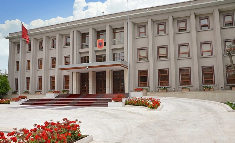 VELIAJ ANKIMOI VENDIMIN NË GJYKATËN KUSHTETUESE/ Presidenca bën sqarimin: Ja pse u dekretua data e zgjedhjeve edhe për Tiranën