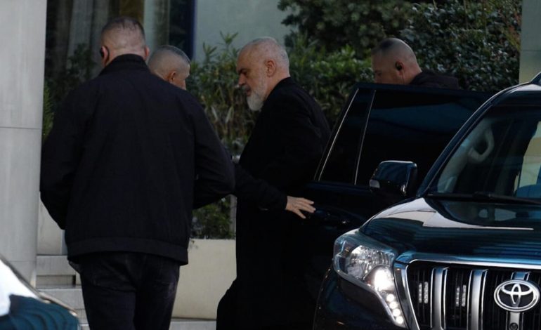 ZGJEDHJET E PJESSHME/ Nis mbledhja e strukturave të PS, Rama mbërrin në takim