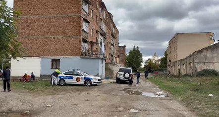 E RËNDË NË KORÇË/ 14-vjeçarja hidhet nga kati i tretë dhe shpëton mrekullisht