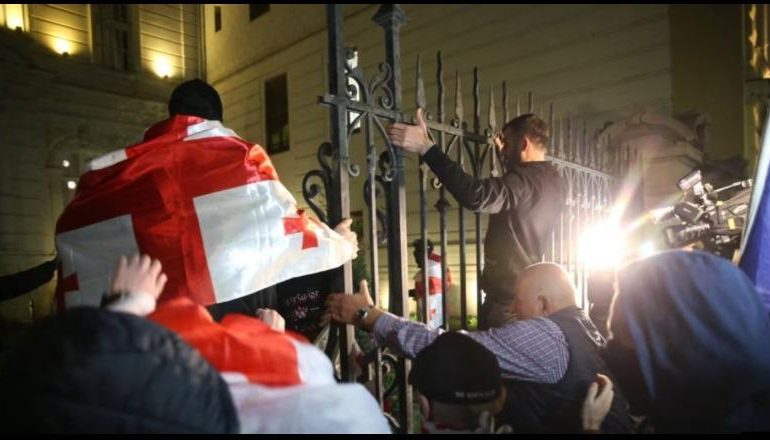 GJEORGJIA PËRFSHIHET NGA PROTESTAT/ Demostruesit tentojnë të futen në pallatin presidencial