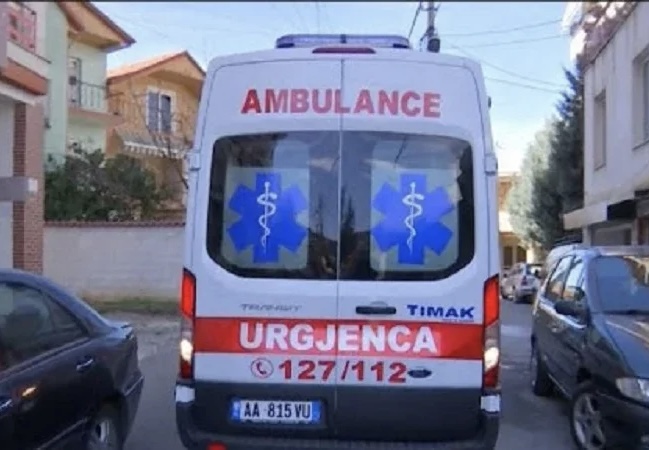 E RËNDË/ Vetëplagoset me armë zjarri 30-vjeçari në Shkodër, dërgohet me urgjencë në spital