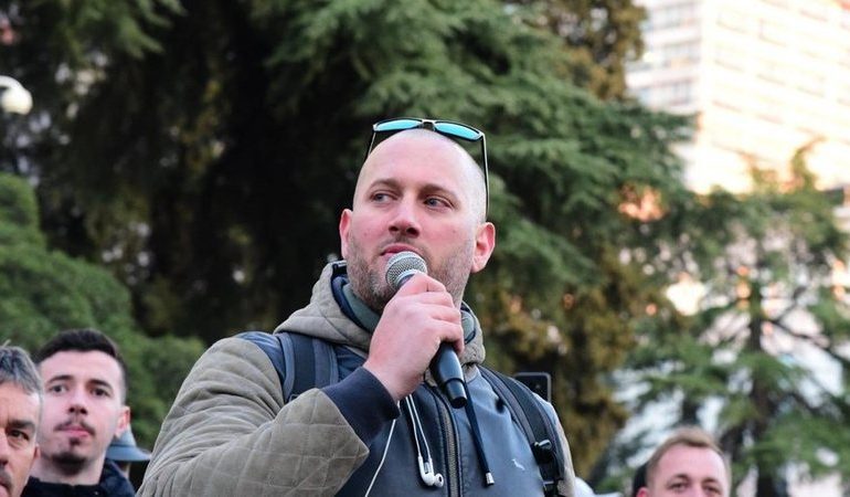 “NA DUHET NJË DREJTUES QYTETAR”/ Aktori Florjan Binaj shpall kandidaturën për Bashkinë e Tiranës