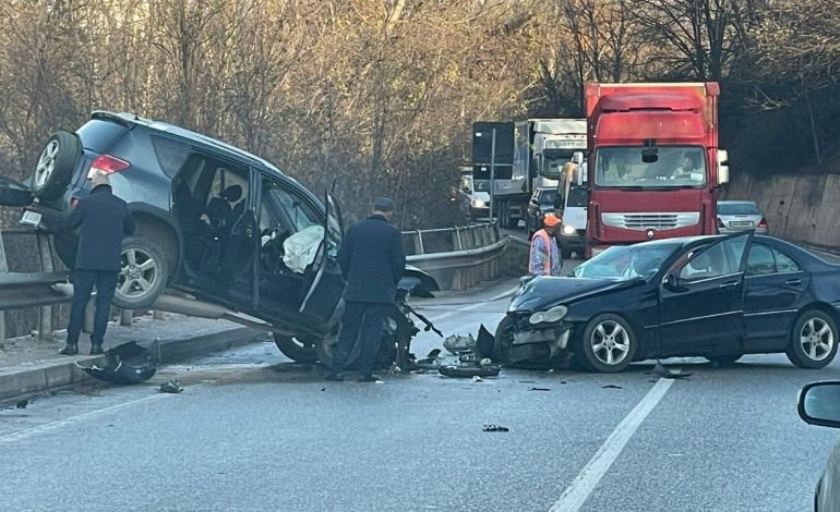 AKSIDENT NË AKSIN RRUGOR QUKËS-GOLIK/ Drejtuesi braktis mjetin, të paktën 3 të plagosur
