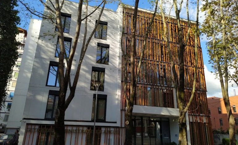 E FUNDIT/ Të shtëna me armë brenda Gjykatës së Apelit Tiranë, plagoset gjyqtari