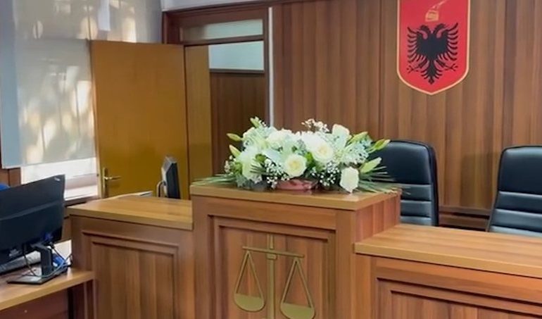 PAMJET/ Shenja plumbash dhe lule të bardha në shenjë nderimi, pamje nga salla ku u vra gjyqtari Kalaja