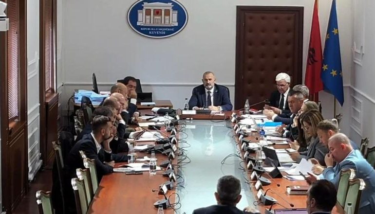 PROPOZON NDRYSHIME NË REFORMËN ZGJEDHORE/ Ulsi Manja: Votat të grumbullohen në qendrat e votimit, jo në KZAZ