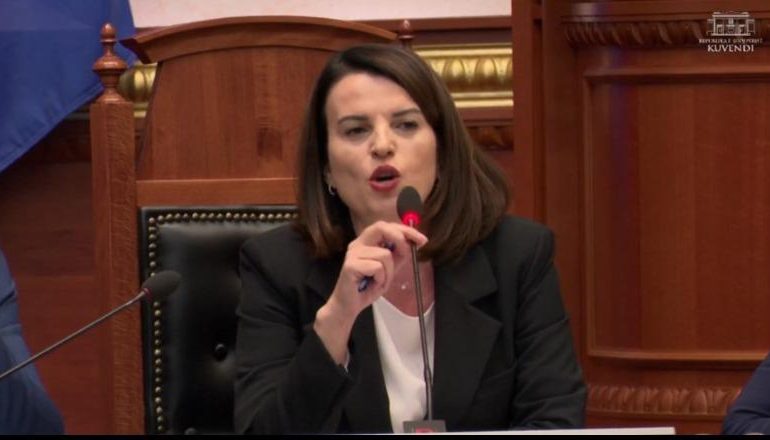 EKZEKUTIMI I GJYQTARIT/ Koçiu i përgjigjet opozitës: Nuk jam unë përgjegjëse, jeni ju me gjuhën linçuese