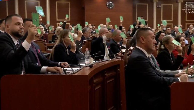 MBYLLET SEANCA PLENARE/ Mazhoranca voton 4 rezolutat e ditës, opozita protestë në sallë