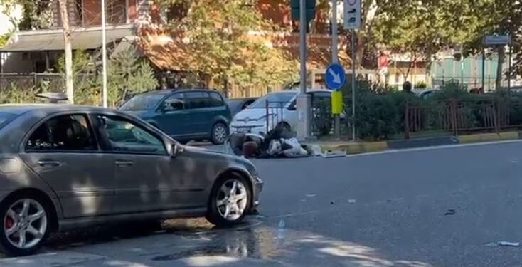 AKSIDENT I RËNDË NË LAPRAKË/ Makina përplas çiftin që udhëtonte me motor dhe një këmbësore…