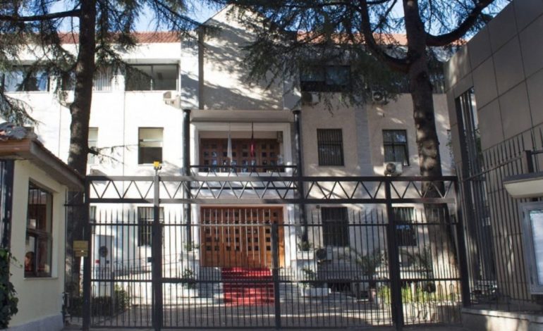 INCIDENT TE GJYKATA E APELIT/ Një person kërcënon rojën e sigurisë