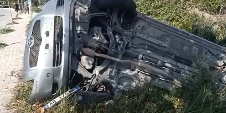MAKINA ME SHPEJTËSI TË LARTË DEL NGA RRUGA/ Shoferi transportohet me urgjencë në spital