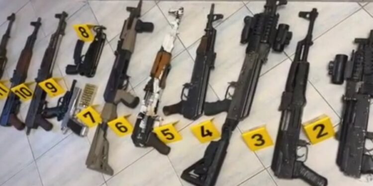 POLICIA AKSION NË FIER/ Zbulohet një bazë kriminale. Sekuestrohet arsenal armësh