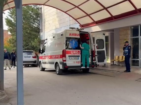 ZJARRI NË MALIQ/ Vajza 6-vjeçare transportohet me urgjencë drejt Tiranës