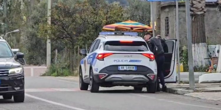 VRASJA E DYFISHTË NË MANËZ/ Gjendet makina e 21 vjeçarit të arratisur. “Me gjurmë plumbi”, ja ku e kishte fshehur..