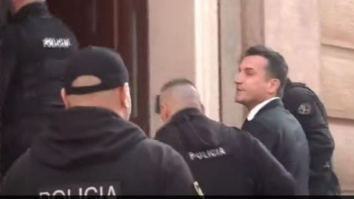 PAMJET/ Veliaj hyn me pranga dhe i buzëqeshur në Gjykatën Kushtetuese