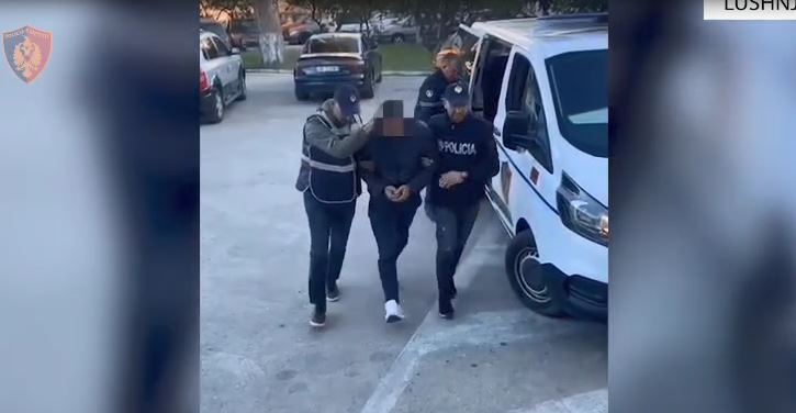 EMRAT/ Goditën me grushte dhe sende të forta 52-vjeçarin, arrestohen 2 kushërinjtë në Lushnje