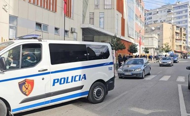 POLICIA AKSION NË ELBASAN/ Disa të arrestuar. Në pranga eksponentë të njohur të botës së krimit