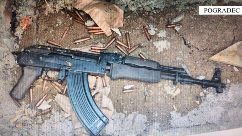 DETAJET E PARA/ Të shtëna me armë zjarri drejt banesës së një 42-vjeçari, policia arreston dy të miturit në Pogradec