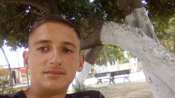 PUBLIKOHET FOTO/ U vra pas sherrit për një kafe në Manëz, kush është Aranit Kurti