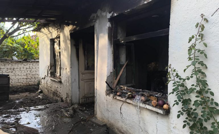PAS TRAGJEDISË QË I MORI JETËN NËNË E BIR/ Një tjetër banesë përpihet nga flakët në Maliq, dyshohet se…