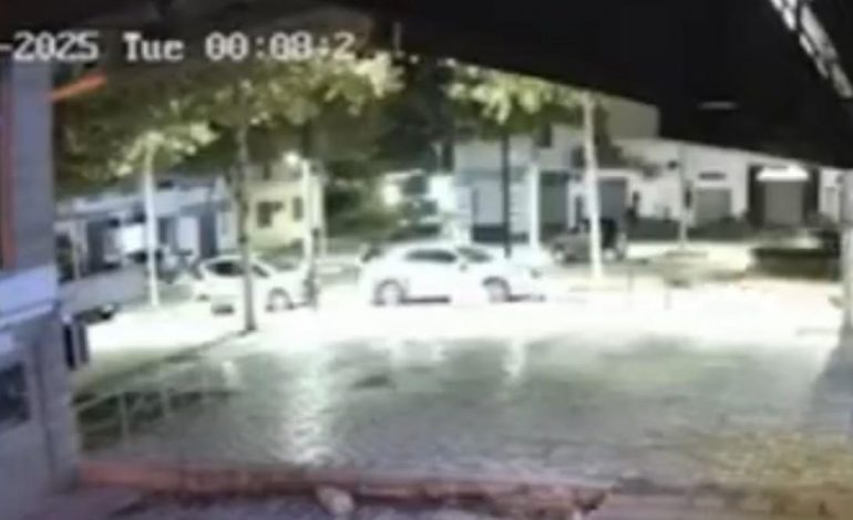 MOMENTI TRAGJIK/ Pamjet kur Porsche-s përplas për vdekje 17-vjeçarin në Vlorë (VIDEO)