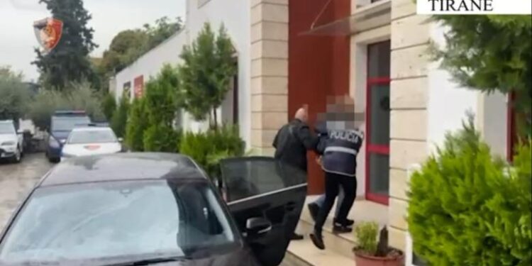 E PËSON KEQ/ Prezantohej si punonjës i forcave speciale të Policisë, arrestohet 43-vjeçari i armatosur në Tiranë