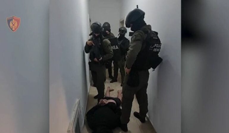 ARRESTIMI I TË SHUMËKËRKUARIT NGA SHOJAKU/ Momenti kur RENEA ‘blindon’ apartamentin ku fshihej, sekuestrohet municion luftarak (EMRI)