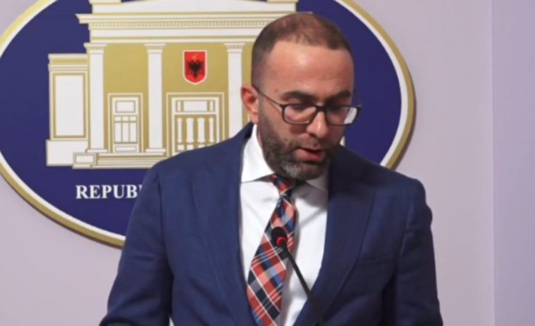 “DUHET SHKARKUAR..”/ Bardhi për Begajn: Paradite bën Presidentin, pasdite paguhet nga spitali privat