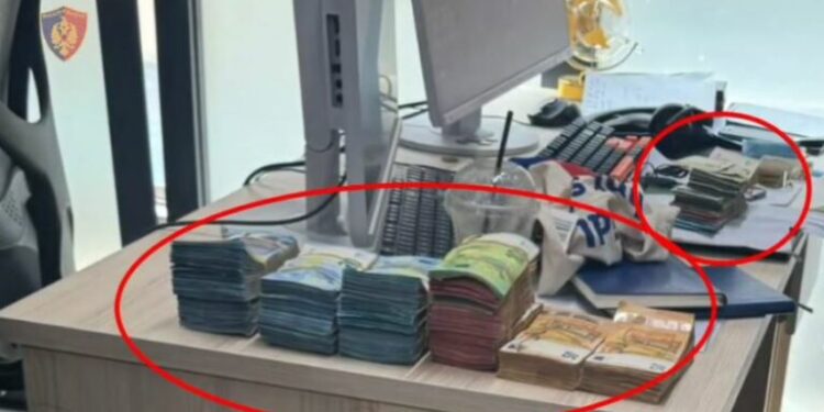 GODITET CALL CENTERI/ Mashtronin qytetarët europianë të investonin në bursa. Pranga administratorit dhe një tjetri, e pësojnë 38 punonjës