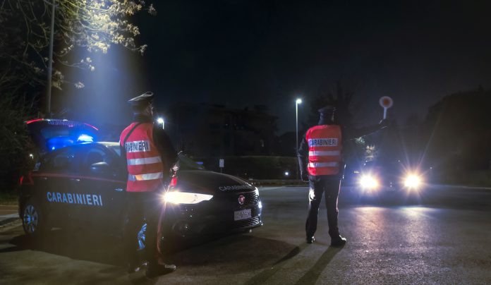 ARRESTOHEN DY SHQIPTARËT NË ITALI/ Zbulohet arma e zjarrit në makinë, 37-vjeçari dëmtoi efektivët në përpjekje për t’u arratisur
