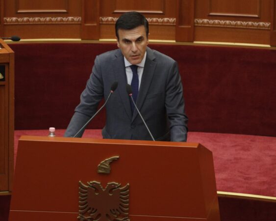 “NEVOJË PËR NDËRHYRE NË LIGJIN MBI…”/ Olsian Çela në Parlament: 2024, vit i vështirë. Operojmë me numër të ulët prokurorësh