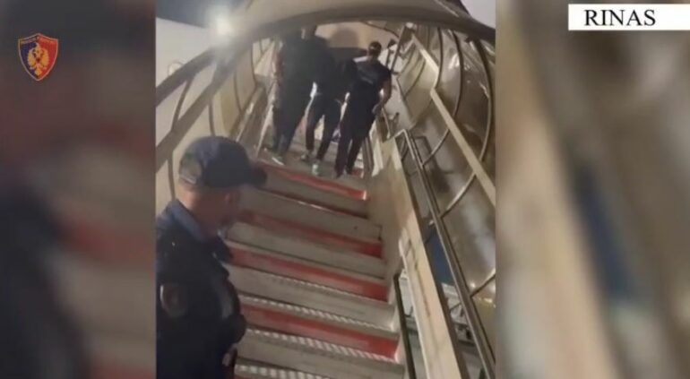 U EKSTRADUA NGA DUBAI/ I prangosur dhe i rrethuar nga policët, momenti kur Cllevio mbërrin në Rinas